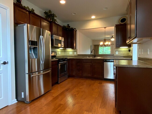 Building Photo - Move in ready in a wonderful Active 55+ Ad...
