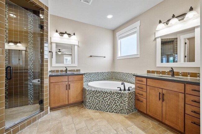 Building Photo - 1700 Cedar Bend Dr