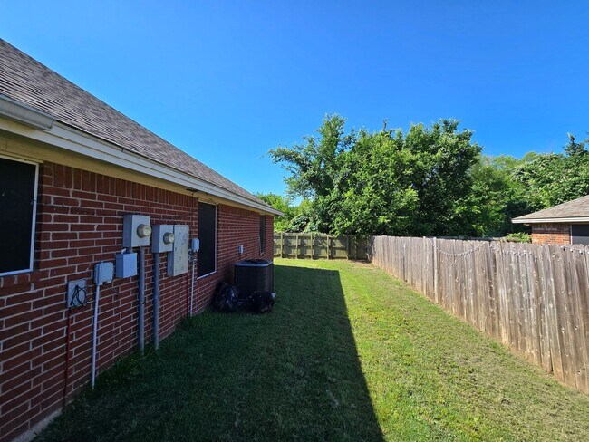 Building Photo - Bryan, West side - 3 bedroom / 2 bath duplex with fenced in yard.