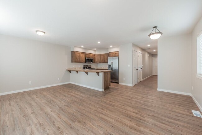 Building Photo - Townhome 3 bed 2.5 bath