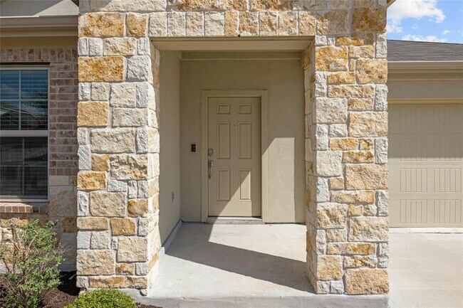 Building Photo - 11813 Roscommon Trl