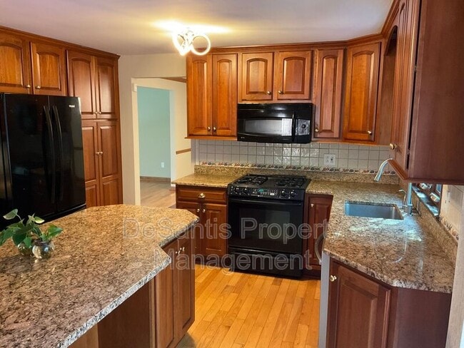 Building Photo - 471 Manordale Rd