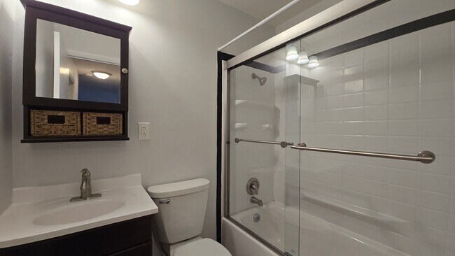 Building Photo - Renovated 3 Bed, 2 Bath Home Located in Stratford Park Neighborhood