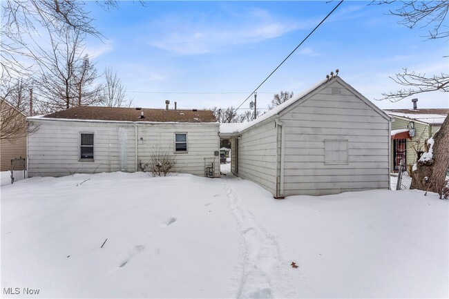 Building Photo - 2016 N Green Rd