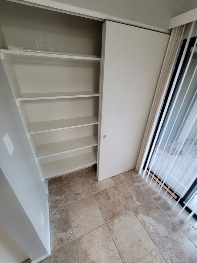 Building Photo - Updated 2/2 condo with 2 master bedrooms!