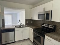 Building Photo - 931 SW 20th Ct