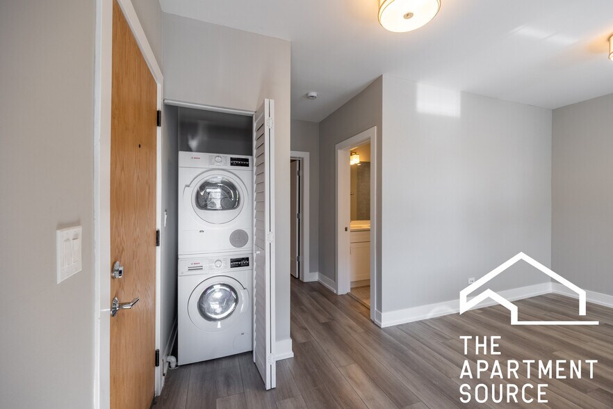 Building Photo - 3937 N Janssen Ave