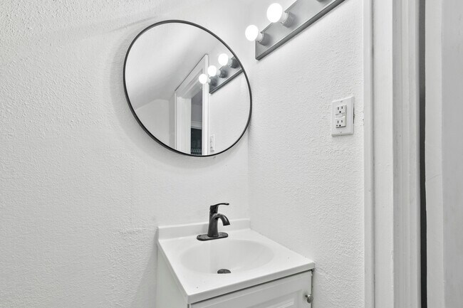 Building Photo - 3701 Leybourn Ave