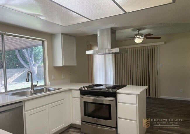 Building Photo - Coming Soon! 3 Bed/2 Bath home in Glendale! Located in an HOA! (Available on 05/15/26)