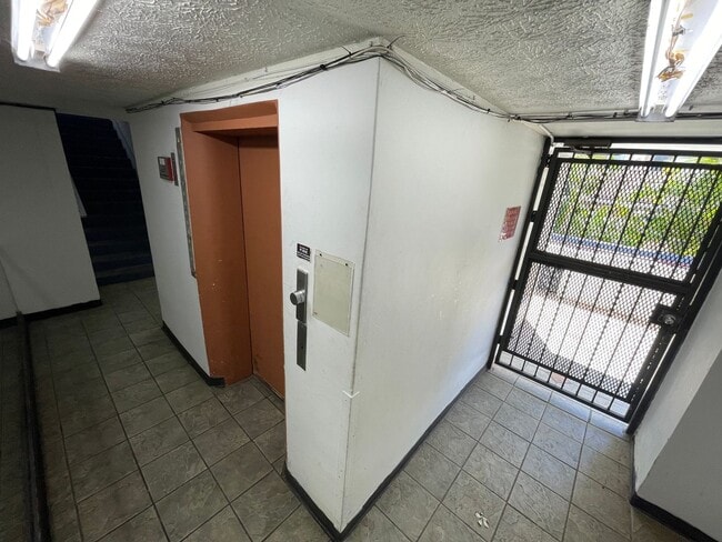 Building Photo - Recently Remodeled Studio In The Heart of Waikiki.