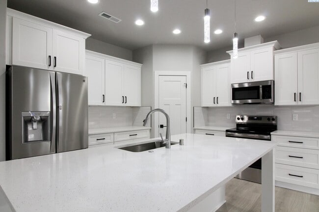 Building Photo - 3 Bedroom, 2 Bath Pasco Townhouse