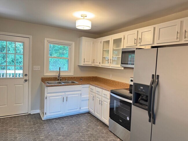 Building Photo - 907 Elwood Dr