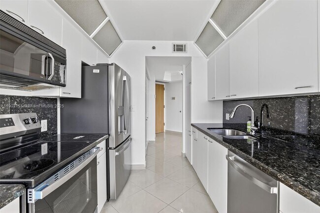 Building Photo - 20185 E Country Club Dr