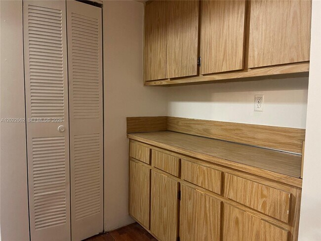 Building Photo - 303 Gardens Dr