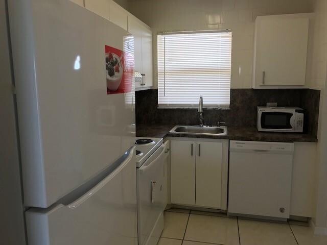 Building Photo - 8110 Sunrise Lakes Blvd