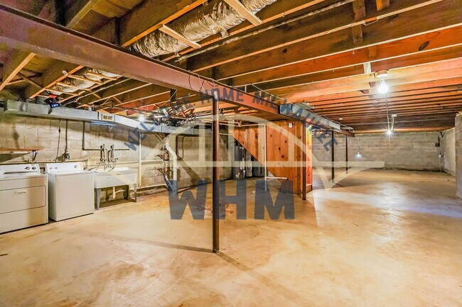 Building Photo - 825 Poplar Creek Dr