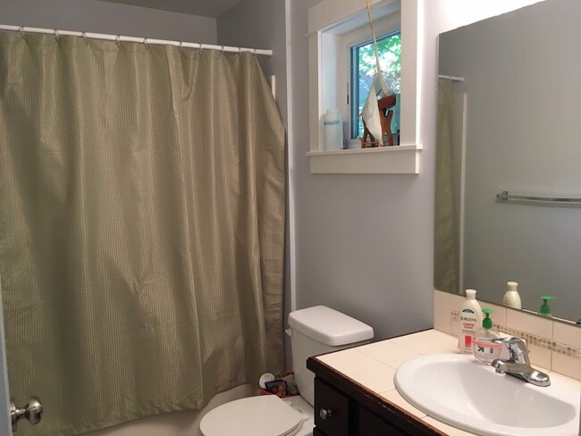 Building Photo - Spacious Townhouse for Rent -- Minutes fro...