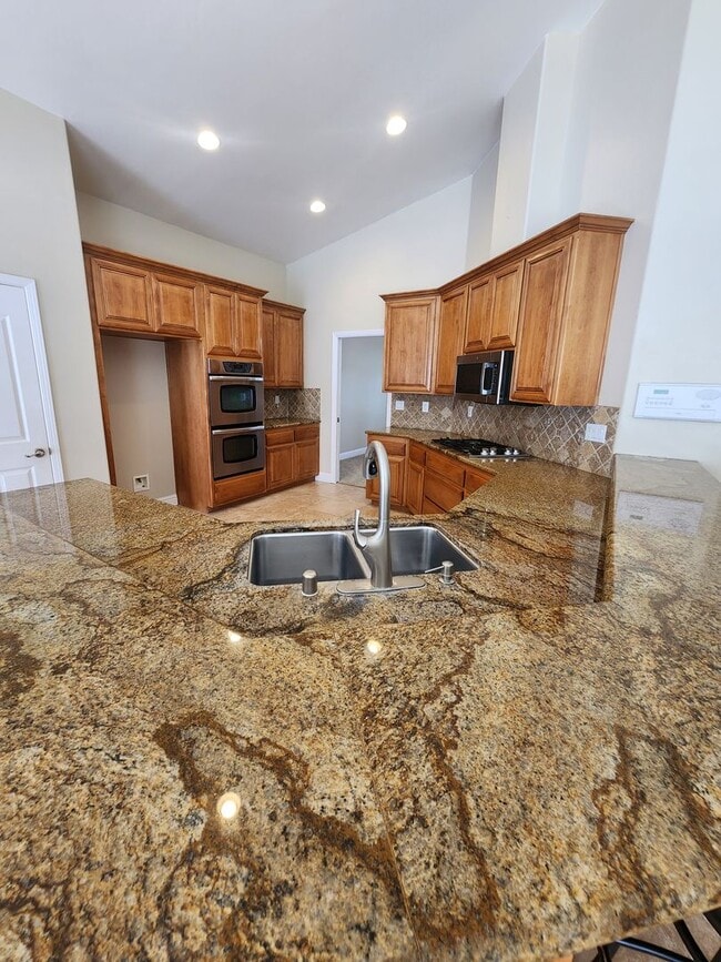 Building Photo - Gorgeous and Spacious 4 Bedroom Home