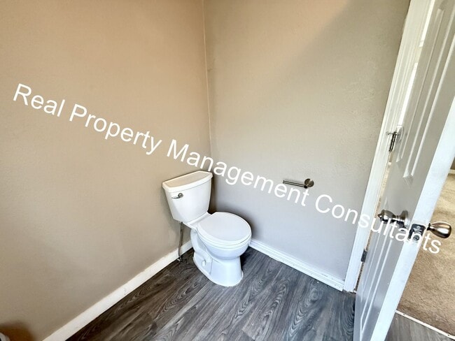 Building Photo - Charm and Space in 3 Bedroom Home
