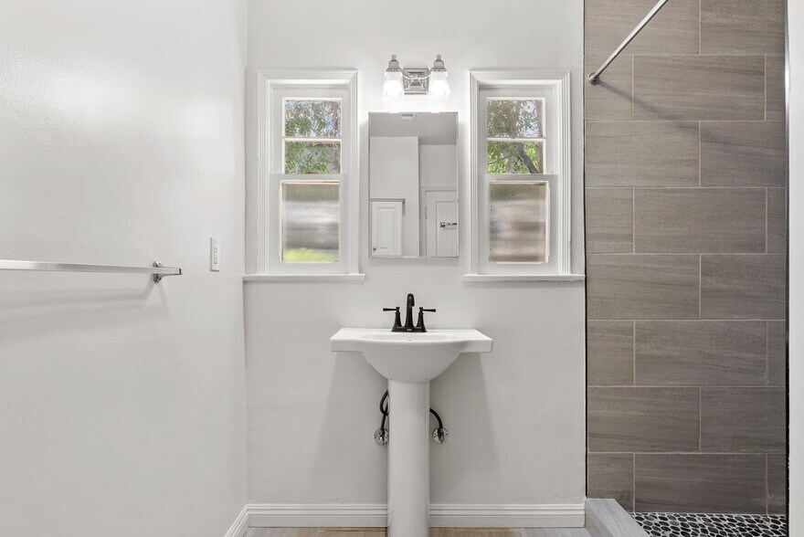 Building Photo - 4242 Van Nuys Blvd