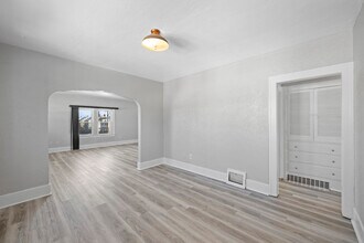 Building Photo - 544 E Lake St