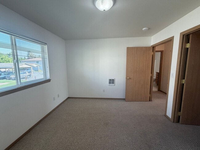Building Photo - 595 Eastmont Ave