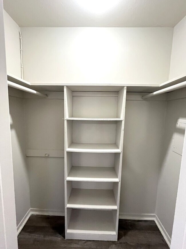 Building Photo - 2 Bedroom 1.5 Bath Apt at the Monterey Square Apts NW OKC