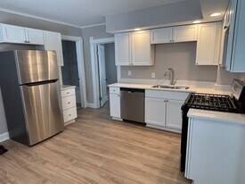 Building Photo - 402 E Elm St