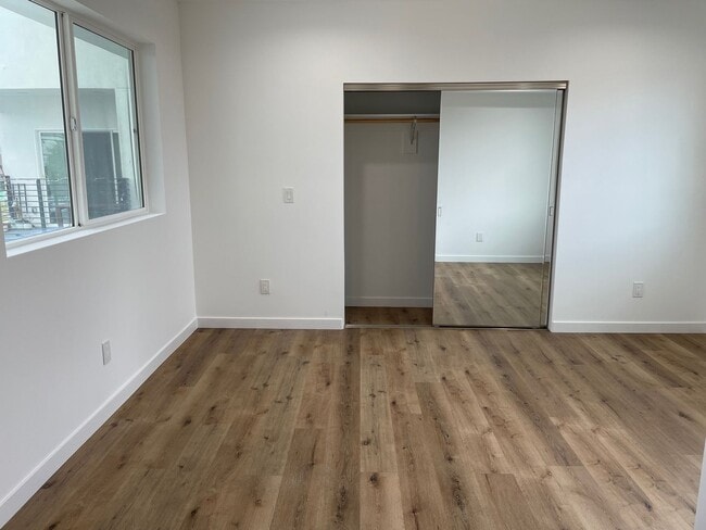 Building Photo - 341 N Kenmore Ave