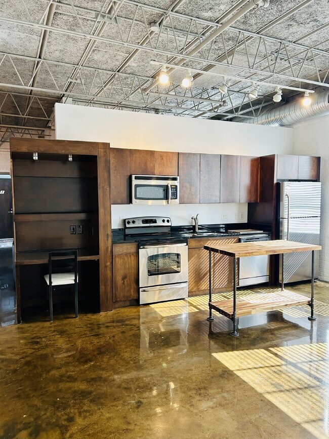Building Photo - Downtown Living: 1 Bdrm/1 Bath Condo in Fulton Motor Lofts with reserved parking! Available Now!