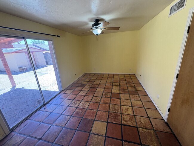Building Photo - Convenient location in Midvale Park Close to all your needs