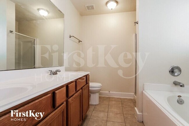 Building Photo - 20830 Settlers Lake Cir N