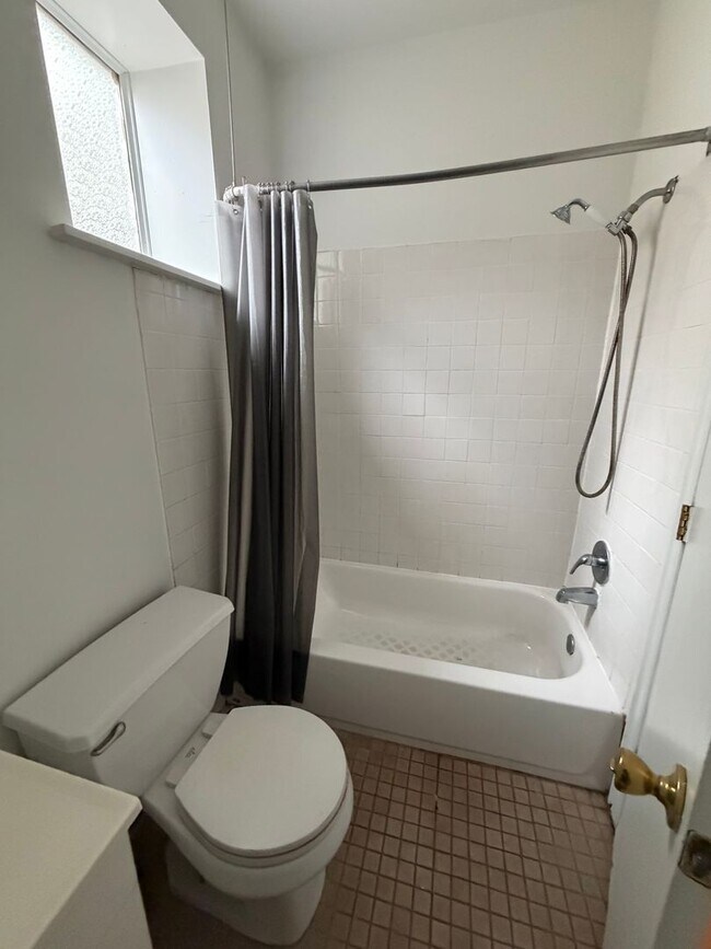 Building Photo - Spacious 3 Bedroom with Washer/Dryer