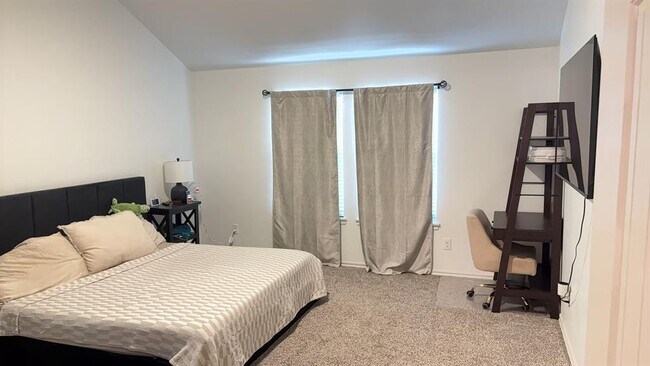 Building Photo - 701 Caladium Dr