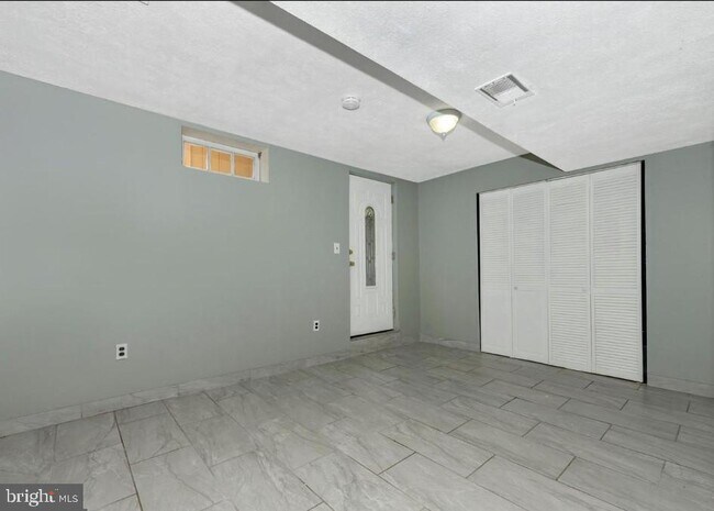 Building Photo - 381 W Thornhill Pl