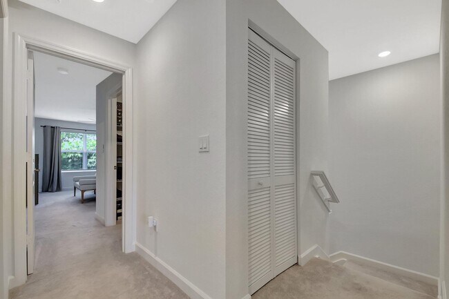 Building Photo - 4375 Hammock Grove Dr