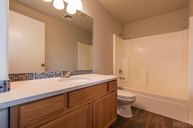 Building Photo - Redmond Townhome