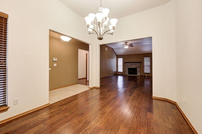 Building Photo - Amazing 4BD/3BTH home with a 3 car garage ...