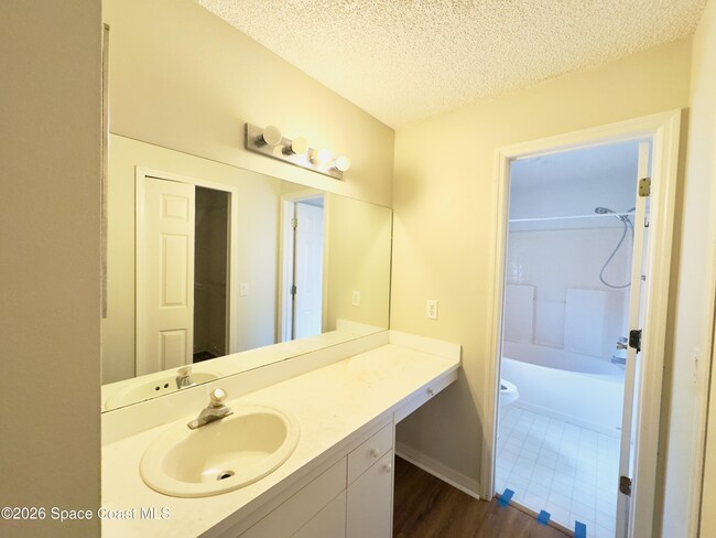 Building Photo - 858 Villa Dr