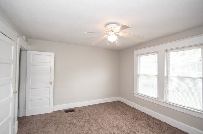Building Photo - "Charming 3-Bed Duplex Retreat on E Ohio S...