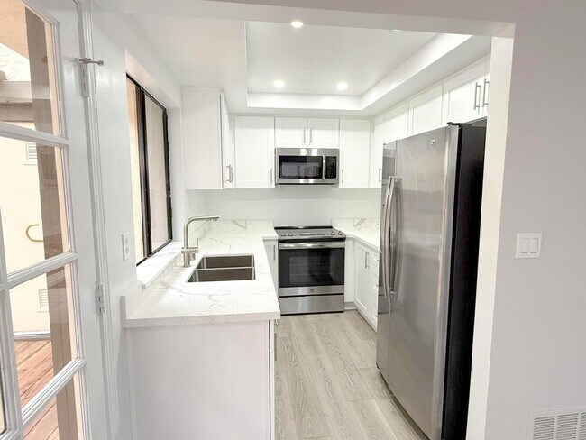 Building Photo - Excellent Location! Near BART, Downtown! Main Chance Estates Townhouse