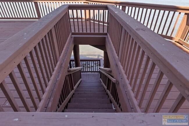 Building Photo - 618 N Shore Dr