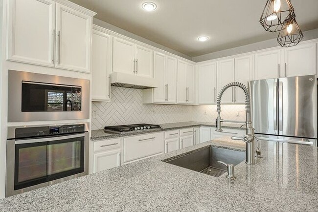 Building Photo - Beautiful 5bedrooms-2Baths Modern Style Home!