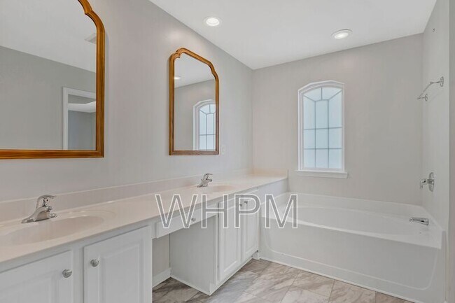 Building Photo - 427 Lazy Creek Ln