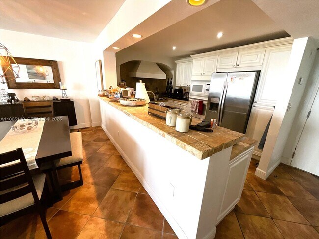 Building Photo - 5701 Collins Ave