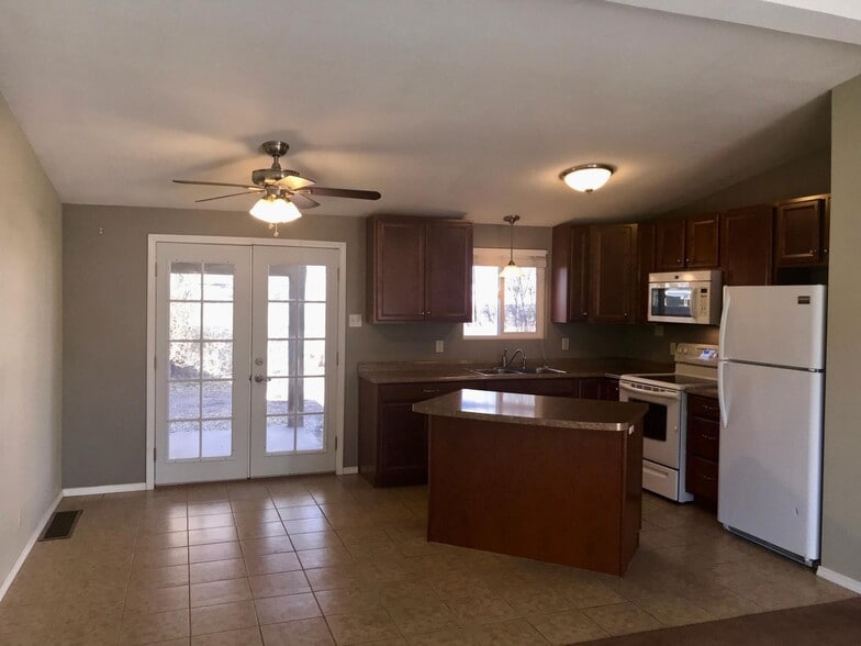 Building Photo - 1415 Willow Dr