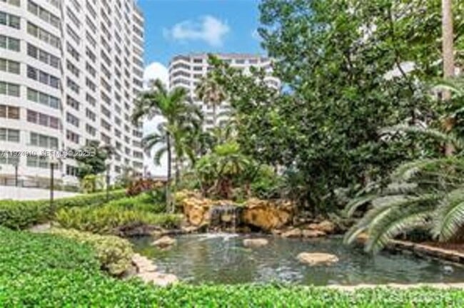 Building Photo - 905 Brickell Bay Dr