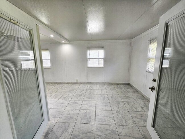 Building Photo - 1040 NW 73rd Terrace