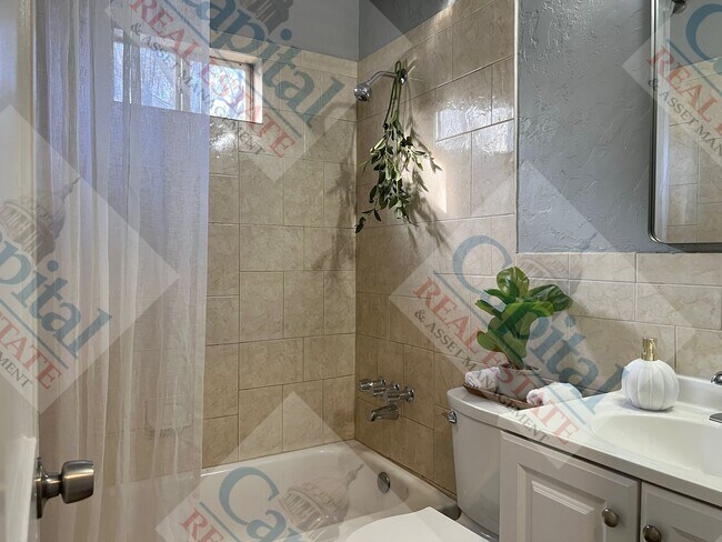 Building Photo - Cozy 2 Bedroom