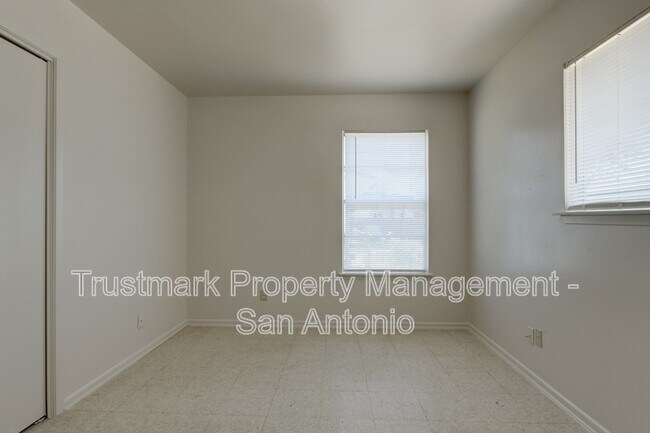 Building Photo - 410 Maple Dr